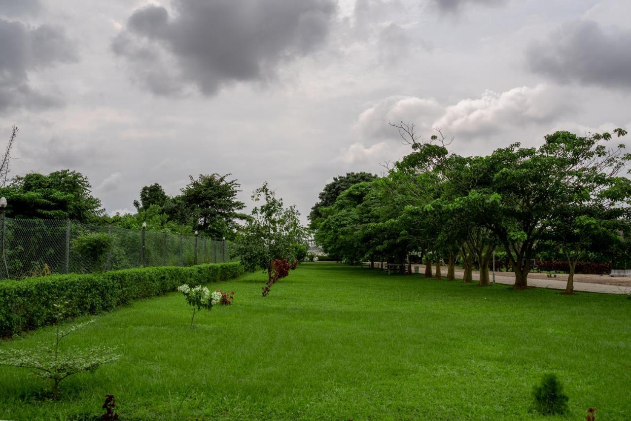 Отель Nelson Mandela Gardens Okpanam Экстерьер фото